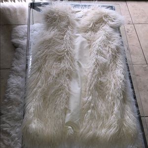 zara offwhite fur sleeveless jacket